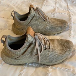Cream/tan New Balance running shoes
